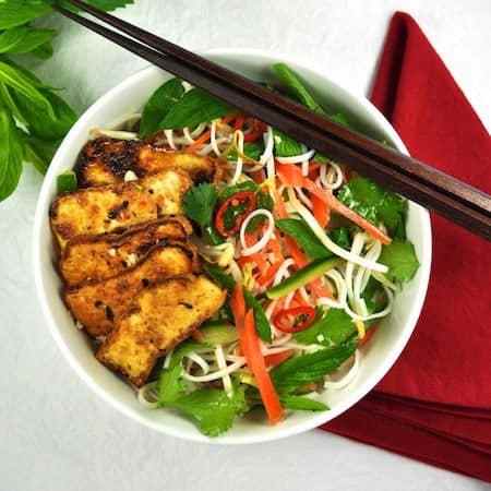 素食越南面碗(纯素食)，配以豆腐，用筷子夹在白色碗里，即可食用。