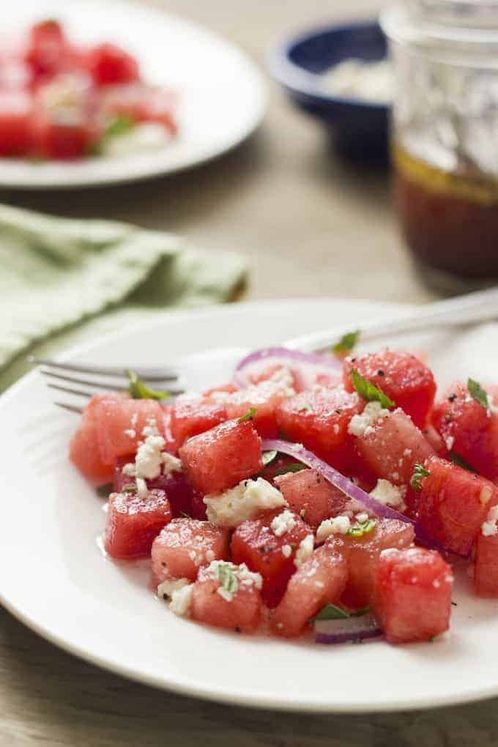 西瓜沙拉 - 奇怪的声音，甜美，水多西瓜，红洋葱和薄荷是一个获胜的组合。这款夏季，淡淡的沙拉正在刷新，非常适合夏季烧烤。
