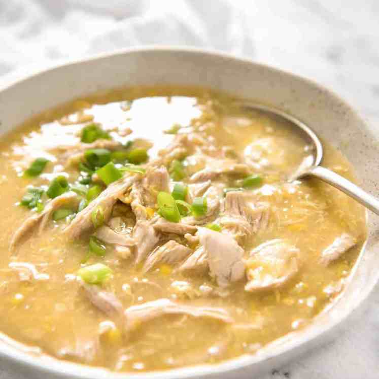这道中国玉米鸡汤只需15分钟，不用切碎！这就像你在中国餐馆得到的一样！recipetinteats.com