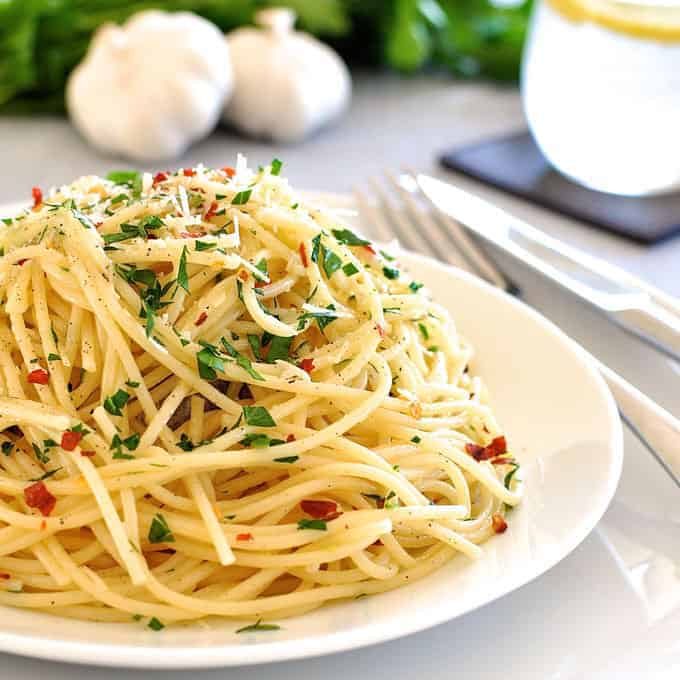 面团配有橄榄油和大蒜（Aglio Olio）：8个经典简单的真实意大利面食谱。厨房里的收藏夹15分钟或更短。