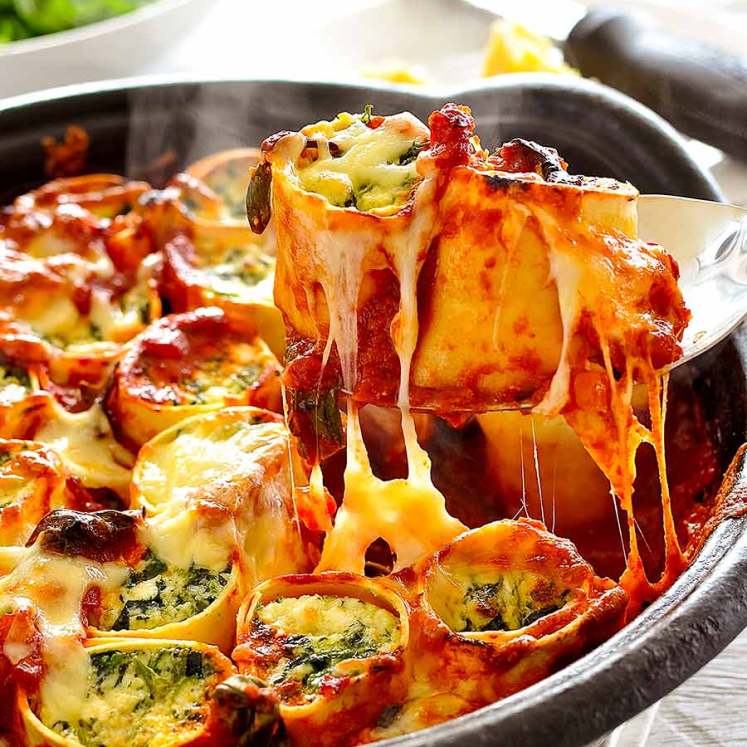 用勺子舀起菠菜和意大利乳清干酪——奶酪拉！