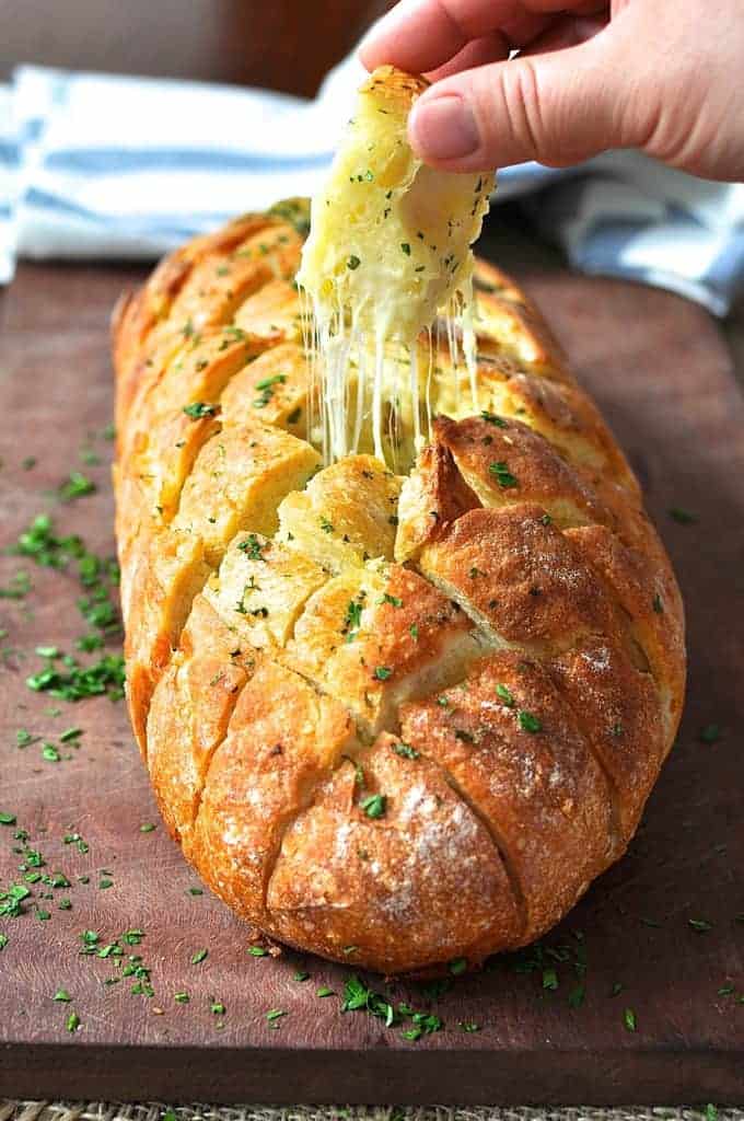 奶酪和大蒜脆面包——这种奶酪大蒜面包真是太棒了!recipetineats.comgydF4y2Ba