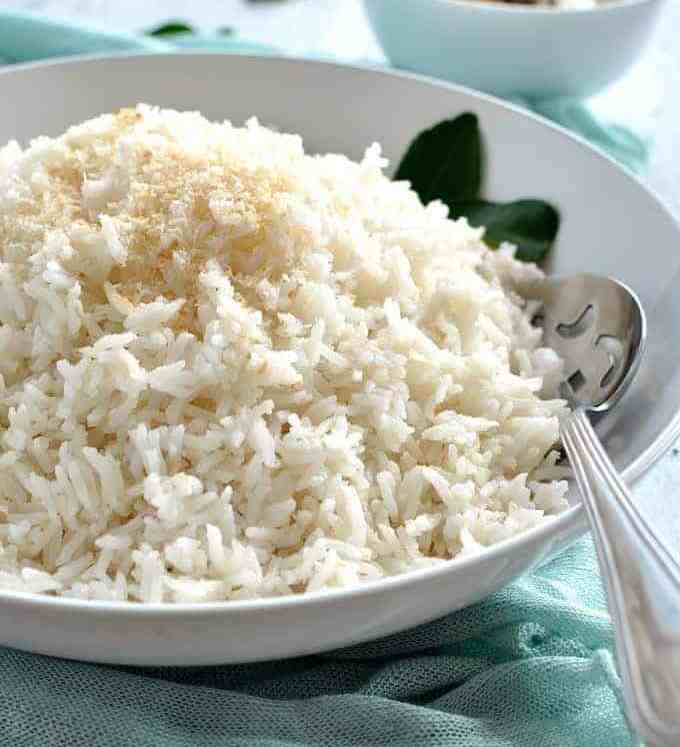 松软的椰子米饭放在白色的碗里，就可以上桌了。GydF4y2Ba