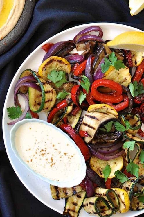 烤蔬菜拼盘，简单的开胃菜或素食餐，在一个白色的盘子准备服务。