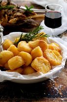真正酥脆的烤土豆-将土豆煮沸，表面粗糙，撒上小麦粉，然后放入预热的油中烤。根据奈洁拉的食谱。