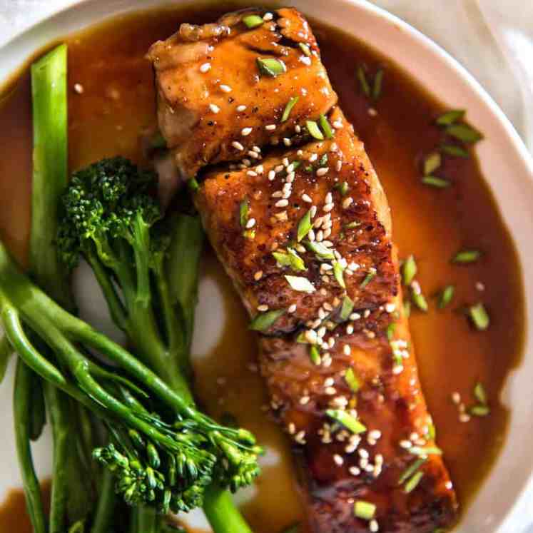 这是一种非常棒的烹制三文鱼的方式，非常快，非常简单，而且非常美味!蜂蜜大蒜鲑鱼recipeineats.com