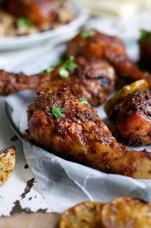 牙买加烤鸡腿和加勒比米饭红豆-强烈的，辛辣的味道的这只鸡是最好的加勒比!用日常食材制作很容易。