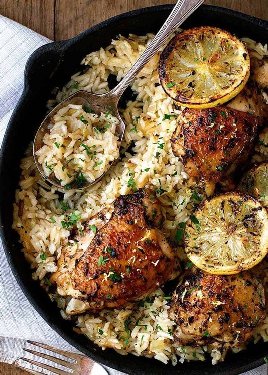 希腊腌制的鸡肉和柠檬饭在一个锅中制作！