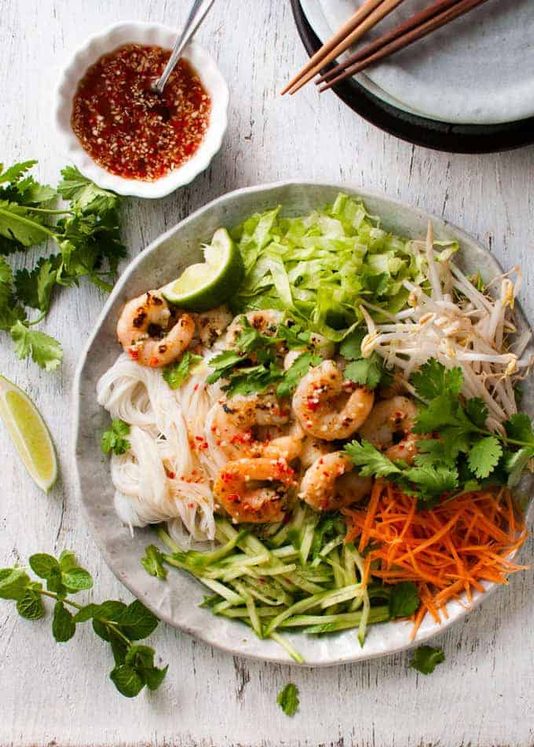 越南虾面沙拉(米粉、生菜、豆芽、胡萝卜、黄瓜、虾、调料)