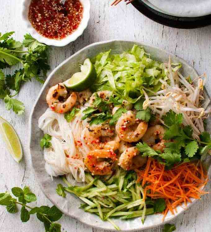 越南虾米面沙拉(米粉，生菜，豆芽，胡萝卜，黄瓜，虾，酱料)