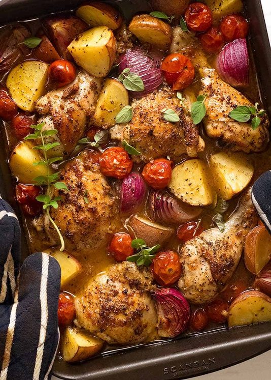 地中海被烘烤的鸡晚餐的顶上的照片