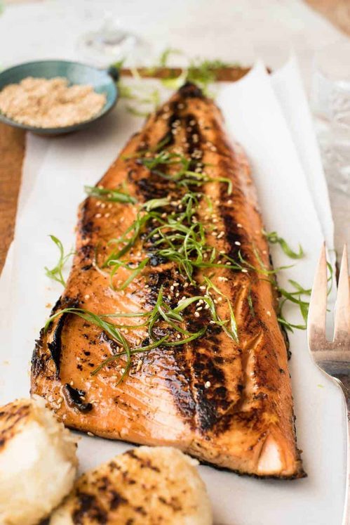 日式味增三文鱼配在木板上，配以大葱或大葱，即可食用。