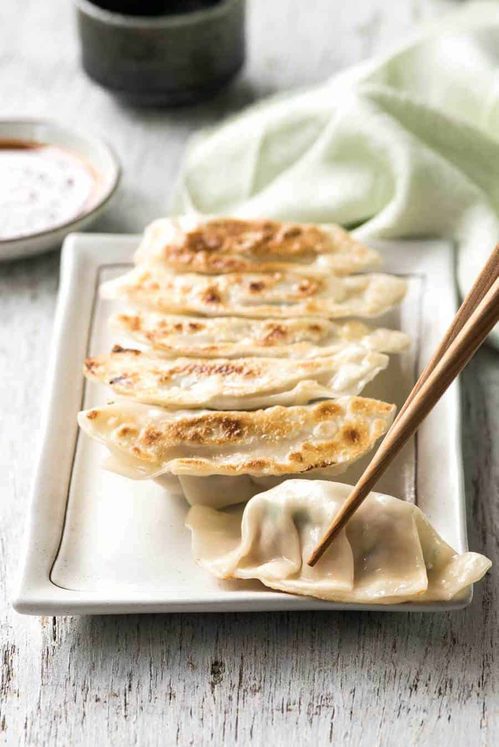 饺子（日本饺子） - 传统的日本食谱！加上一个视频来学习如何包装它们！