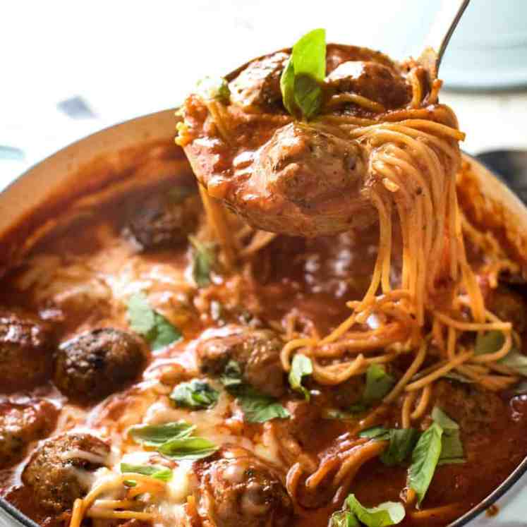 意大利肉丸汤-额外的多汁，柔软和美味的肉丸在一个番茄意大利面汤，所有在一个锅！