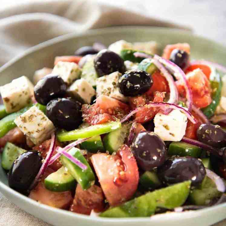 一道经典的希腊沙拉，有丰满的橄榄和一道漂亮的自制希腊沙拉酱。www.recipetinteats.comgydF4y2Ba