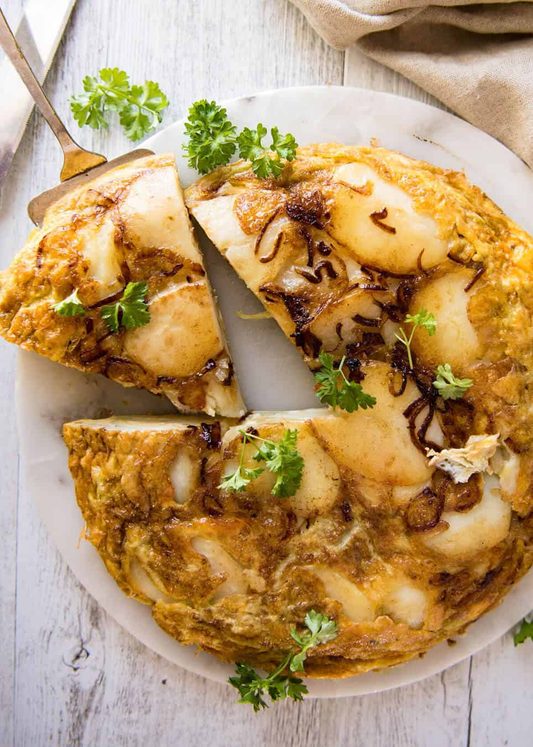 西班牙煎蛋卷（玉米饼）-世界上最好的煎蛋卷之一，只用鸡蛋、土豆、洋葱和橄榄油制成！recipetinteats.com