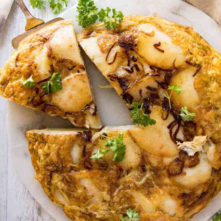 西班牙煎蛋卷(玉米饼)-世界上最好的煎蛋卷之一，只用鸡蛋、土豆、洋葱和橄榄油做成!recipetineats.com