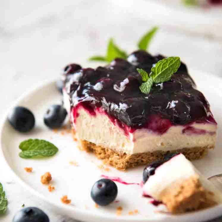 简单快捷的蓝莓芝士蛋糕棒-奶油芝士蛋糕与华丽的新鲜蓝莓酱顶!recipetineats.comgydF4y2Ba