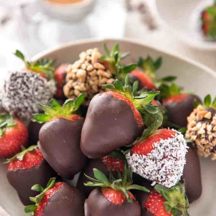 巧克力覆盖的草莓-1杯巧克力片，2茶匙油（用于擦亮+阻止巧克力破裂）和草莓就是你所需要的！速度快，棒极了，每片仅含47卡路里。recipetinteats.com