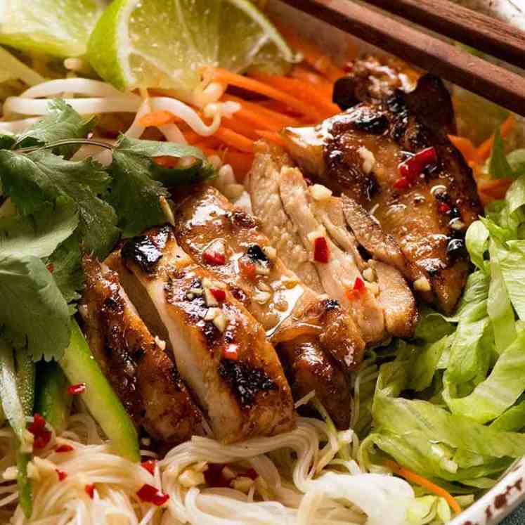 越南面条和柠檬草腌制的鸡肉在碗里，准备吃