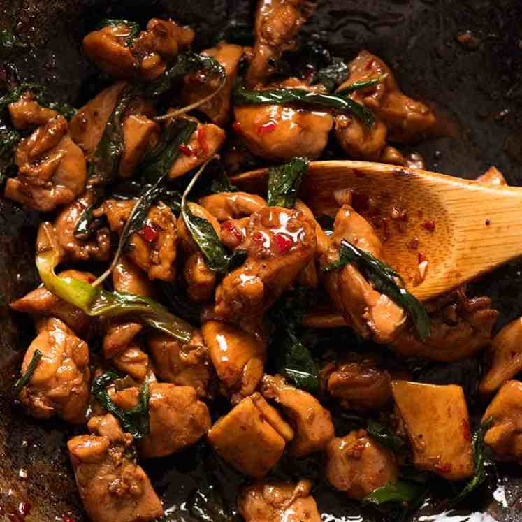 泰国罗勒鸡在锅中的特写镜头，刚从炉子上取下，准备上菜