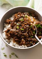 亚洲牛肉碗，由牛肉碎配上米饭，可以随时食用GydF4y2Ba