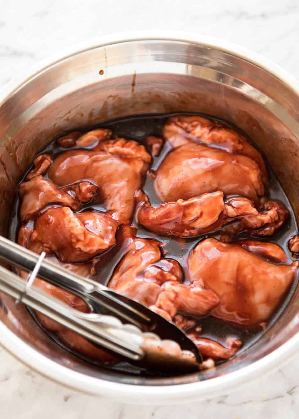 叉烧(Chinese Char Siu)是广受欢迎的中国叉烧的鸡肉版本。这道菜的味道太刺鼻了!recipetineats.comgydF4y2Ba