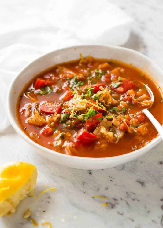 超级美味健康蔬菜汤-我的版本的零体重观察员点汤。这个只有0.4分，但它的美味是它的无数倍!recipetineats.com