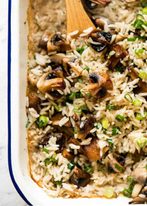 烤蘑菇米 - 黄油，蒜蓉，金棕色多汁蘑菇和蓬松的米饭，都烤了一锅！recipetineats.comgydF4y2Ba