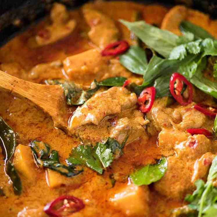 与鸡的泰国红色咖喱在煎锅，新鲜的炉子。