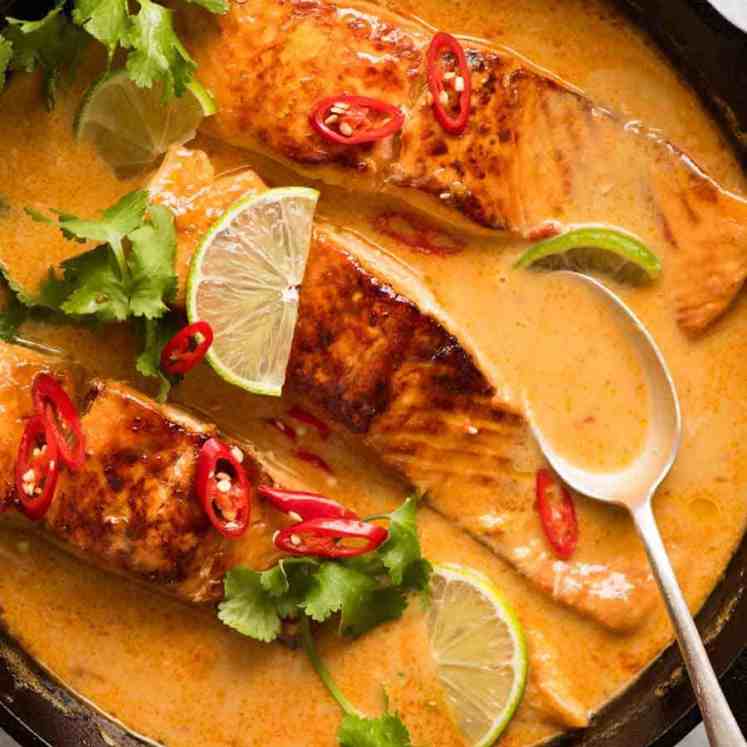 用椰子酸橙汁煮鲑鱼，放在黑色煎锅里，刚从炉子上拿下来就可以上桌了