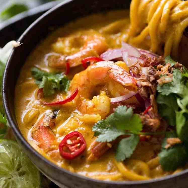 泰国椰子汤用虾/虾和面条在一个土气碗，准备被吃