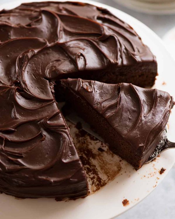 简单的巧克力软糖蛋糕正在被切
