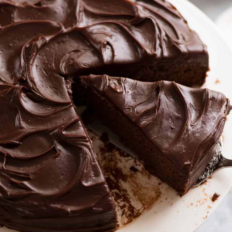简单的巧克力软糖蛋糕正在被切
