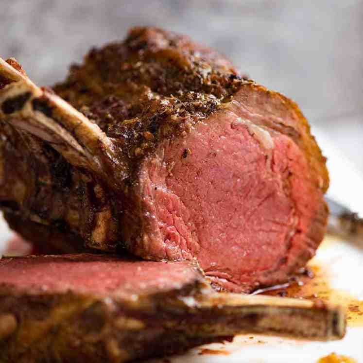牛肉常设肋骨烤（猪肋骨）中等稀有稀有的切片切割，显示内部