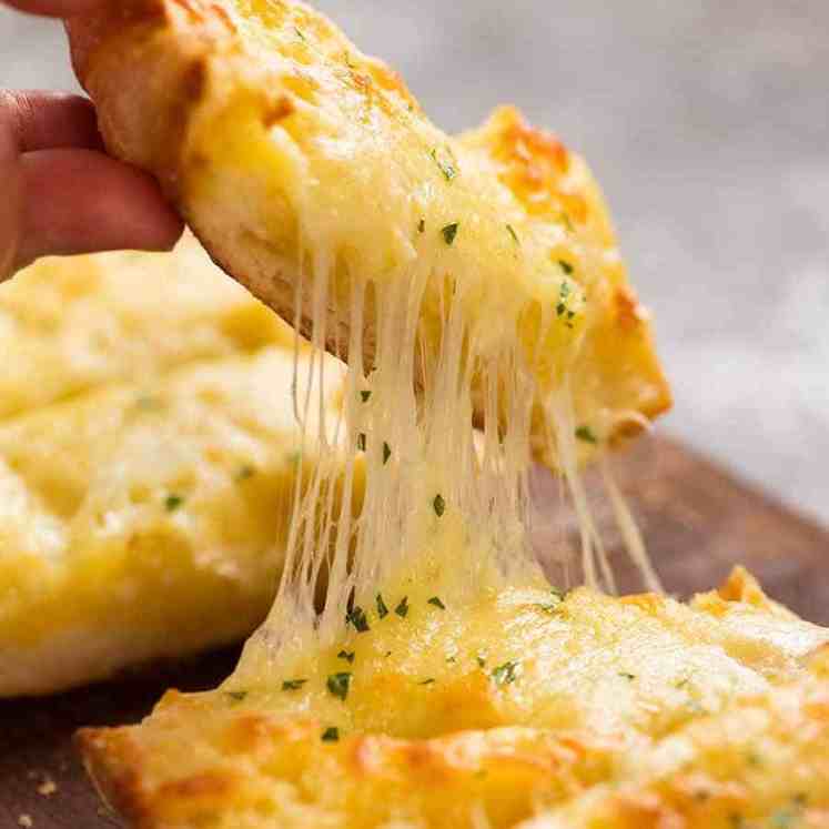 奶酪伸展拿起一块快速奶酪蒜蓉面包GydF4y2Ba