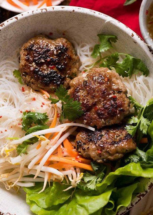 Bun Cha的顶上的照片 - 越南肉丸面碗，准备被吃