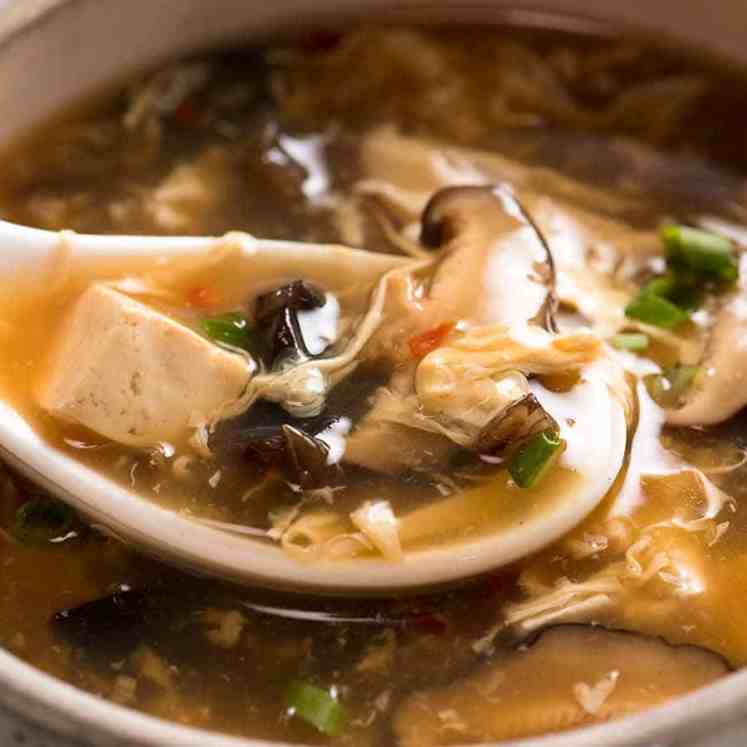 中国勺子舀酸辣汤从碗的特写