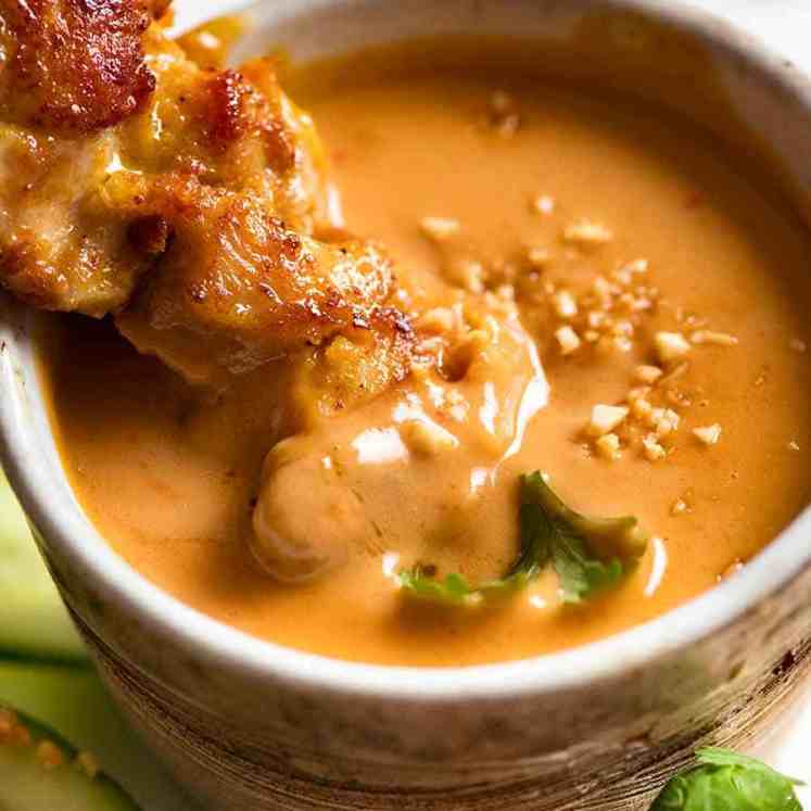 泰国鸡肉沙爹蘸泰国花生酱的特写镜头