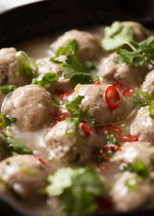 黑色平底锅中的越南猪肉丸子，可供食用