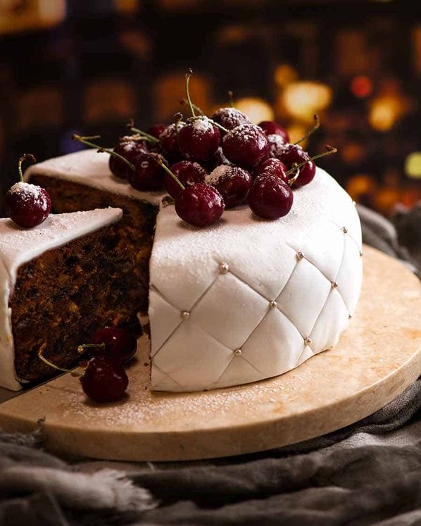 圣诞蛋糕 - 容易滋润的果子蛋糕装饰着传统的白色方旦糖GydF4y2Ba