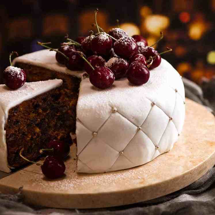 圣诞蛋糕 - 容易滋润的果子蛋糕装饰着传统的白色方旦糖