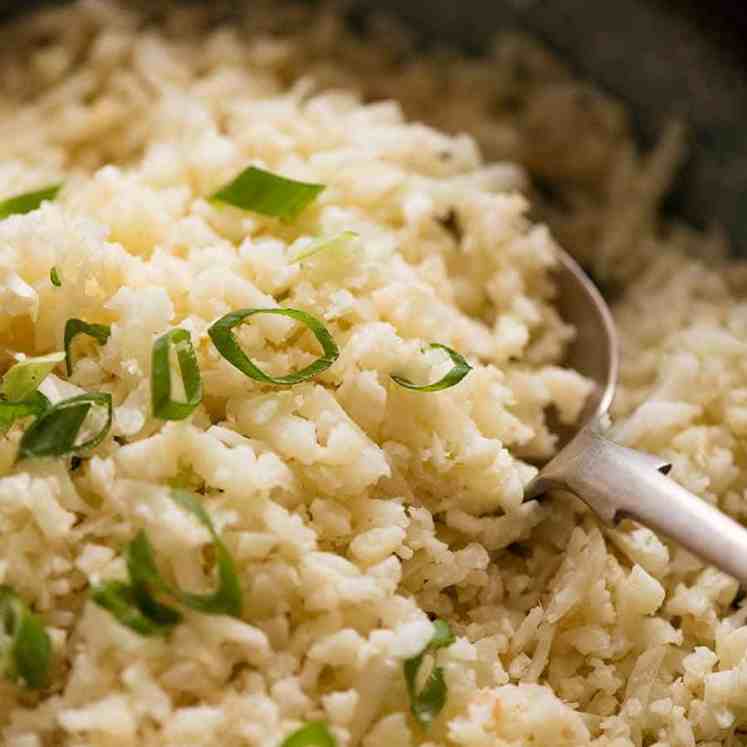 花椰菜米饭在碗里的特写gydF4y2Ba