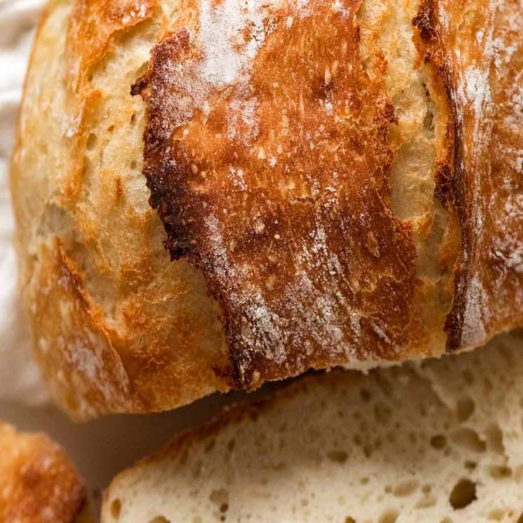 世界上最简单的酵母面包的脆皮特写