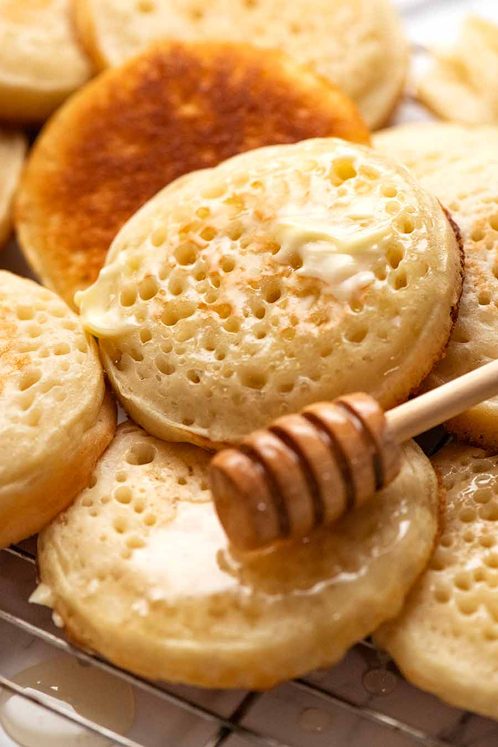 自制煎饼加蜂蜜和黄油的特写镜头