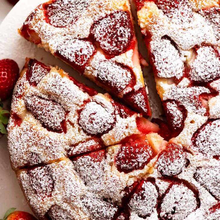 头顶上的草莓蛋糕上撒满了糖粉，可以吃了