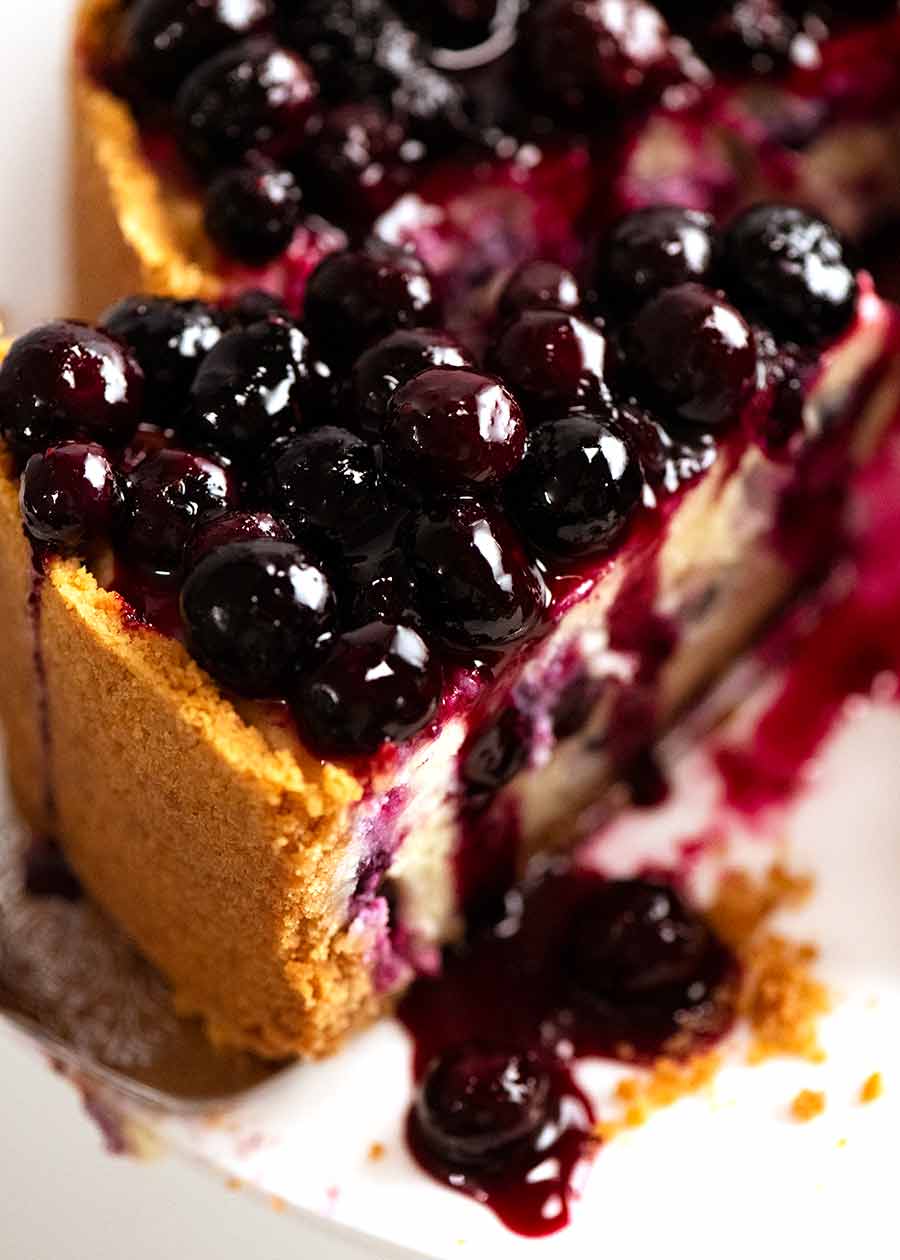 关闭切片蓝莓乳酪蛋糕用蓝莓调味汁GydF4y2Ba