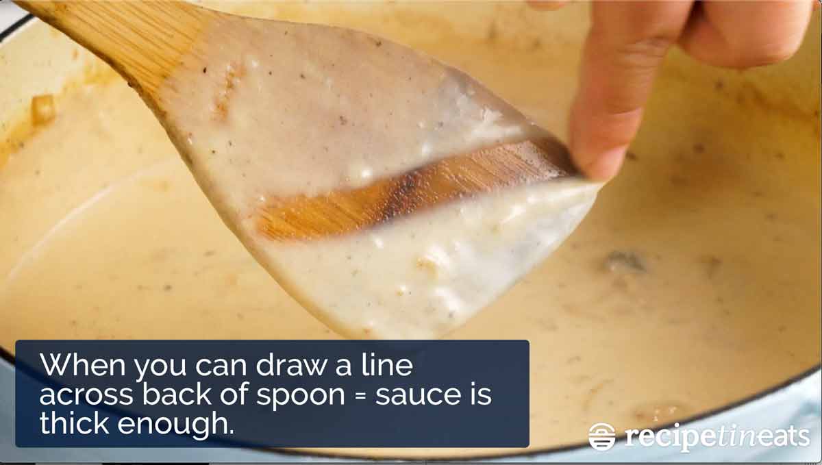 在勺子上画一条线，检查béchamel酱的厚度gydF4y2Ba
