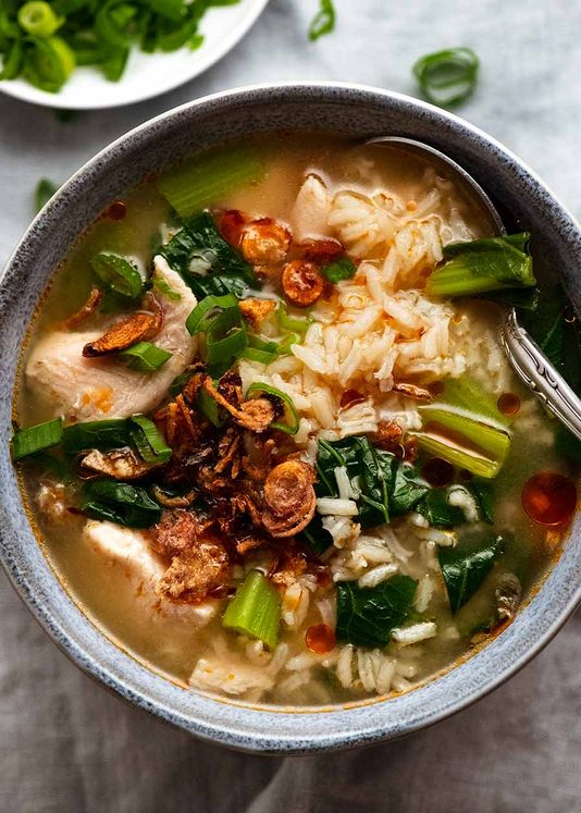 头顶的照片，中国米汤在一个蓝色的碗，准备吃