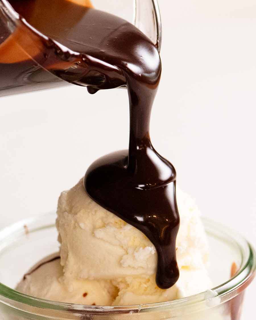 在冰淇淋上淋上热软糖酱和巧克力甘纳许gydF4y2Ba